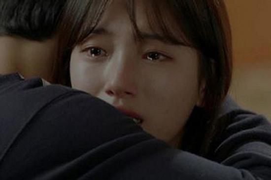 Thông báo bị thất nghiệp, vợ ôm chầm lấy tôi rồi nói một câu khiến tôi cay xè mắt