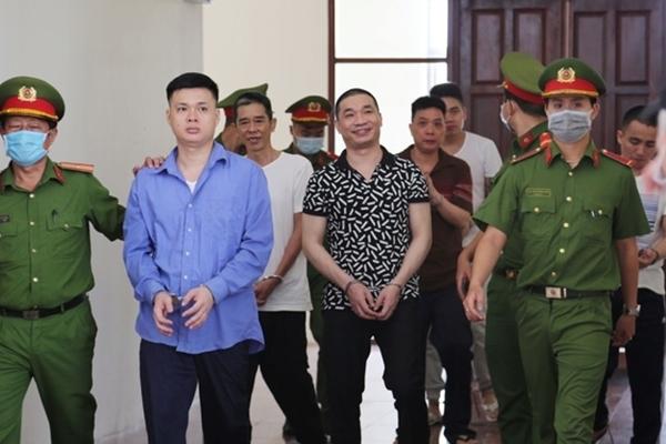 Clip: Ông trùm Văn Kính Dương hôn người tình Ngọc Miu giữa tòa-4