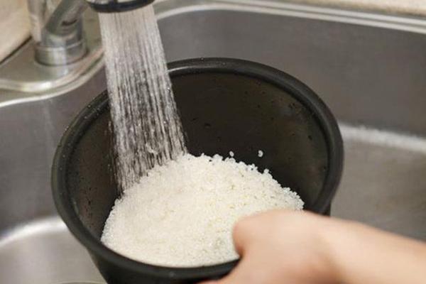 Cháo để qua đêm trong tủ lạnh biến thành loại gạo lạ giống như xốp gây tranh cãi-4