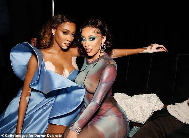 Nóng mặt bộ váy xuyên thấu mỏng tang còn ‘quên’ nội y của Doja Cat-4