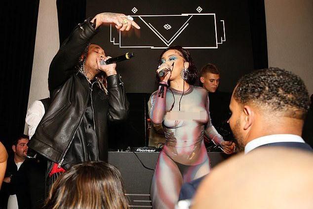 Doja Cat lộ thân hình chảy xệ trên thảm đỏ khi đụng váy trong suốt với Gigi Hadid-6