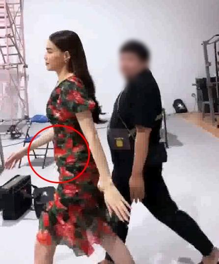 Vòng 2 ảo diệu nhất showbiz thuộc về Hà Hồ: Mới rõ cơ bụng mà giờ lại như mang bầu?-1