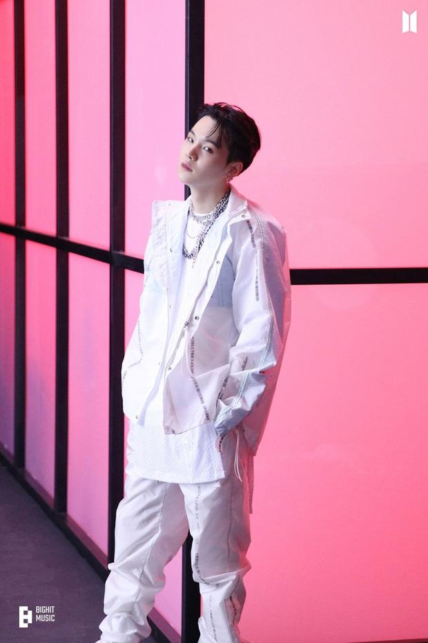 BTS rủ nhau chụp concept vừa ngầu vừa sexy, mỗi J-hope chịu lạc quẻ-6