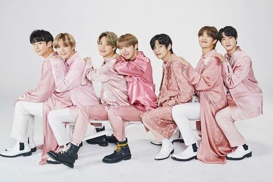 BTS rủ nhau chụp concept vừa ngầu vừa sexy, mỗi J-hope chịu 'lạc quẻ'