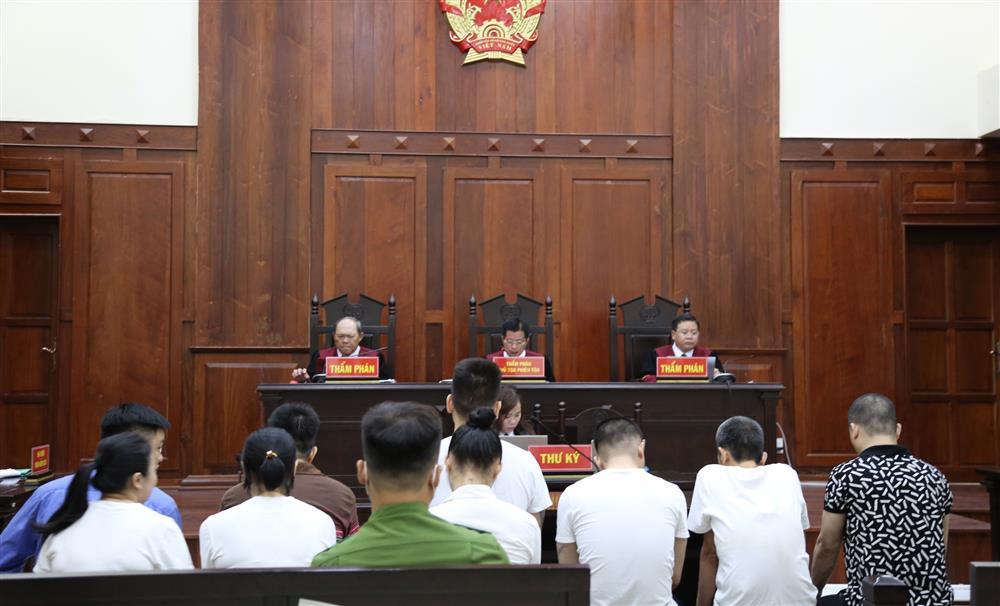 Clip: Ông trùm Văn Kính Dương hôn người tình Ngọc Miu giữa tòa-1