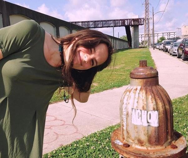 Cô bé thảm họa kiếm gần nửa triệu USD khi bán meme chính mình-2