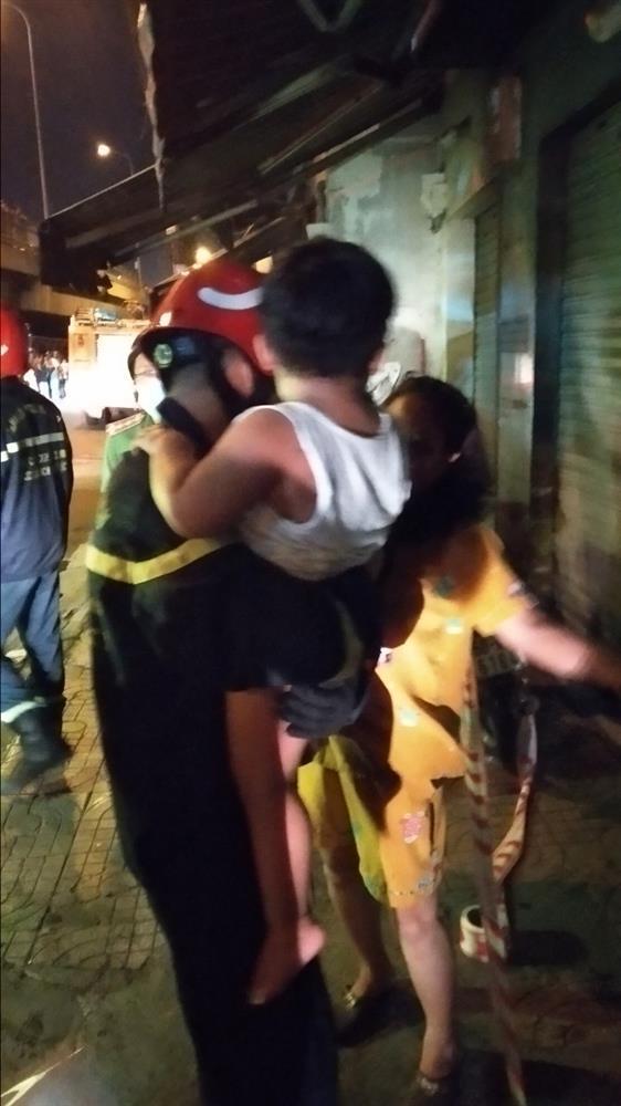 Cháy chung cư ở Sài Gòn, hàng chục người mắc kẹt, hoảng loạn kêu cứu-4