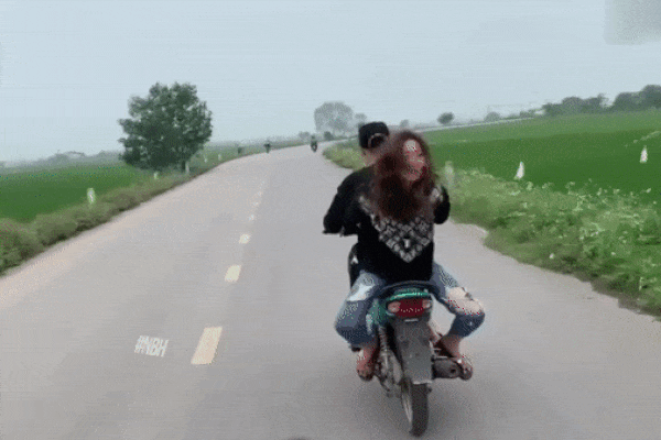 Bốc đầu, nẹt pô giữa trưa vắng, lũ trẻ trâu bị các ông chú bạt tai sợ tái mào-1