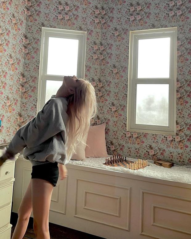 Hoảng hồn tưởng Rosé BLACKPINK tung ảnh bán nude không quần giữa đêm-4