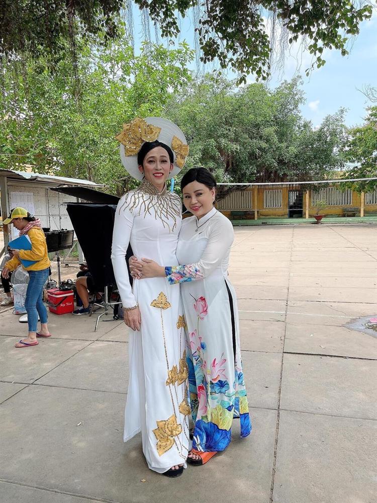 Hoài Linh giả gái được khen đẹp hơn cả Lê Giang-1