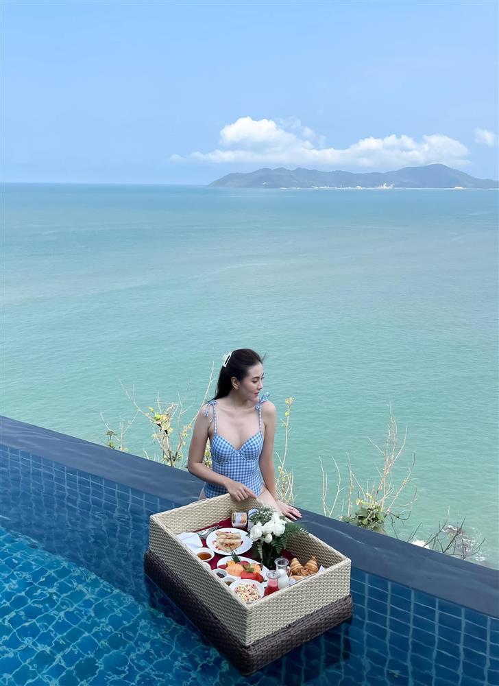 Tham gia đường đua bikini, MC nhà đài khiến khán giả u mê-2