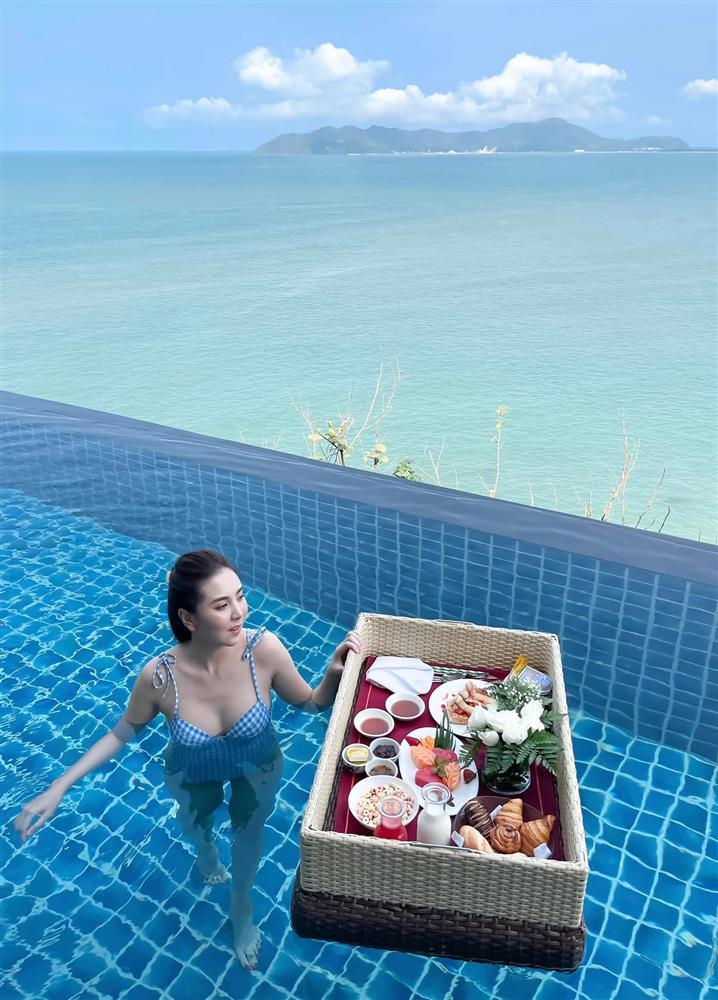 Tham gia đường đua bikini, MC nhà đài khiến khán giả u mê-3