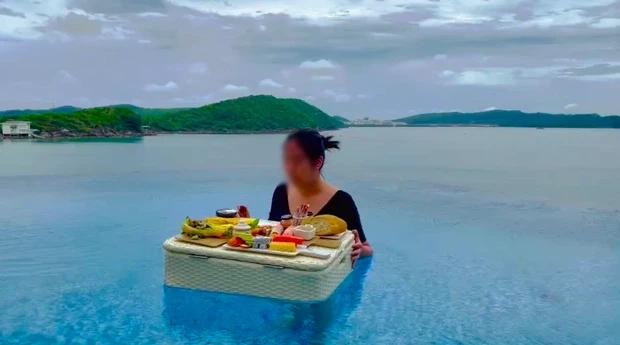 Mải mê ăn sáng trên hồ bơi, cô gái nhận cái kết khiến dân tình phì cười-1