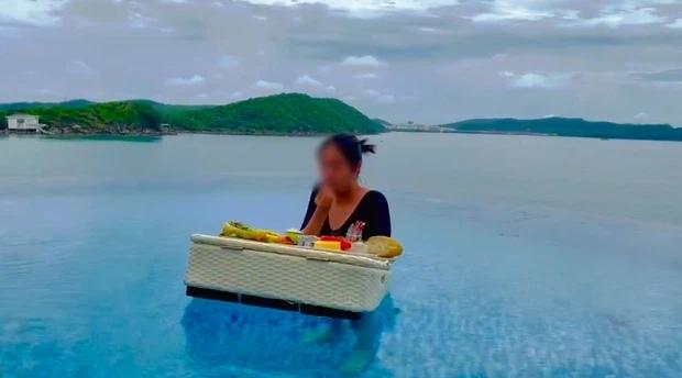 Mải mê ăn sáng trên hồ bơi, cô gái nhận cái kết khiến dân tình phì cười-2