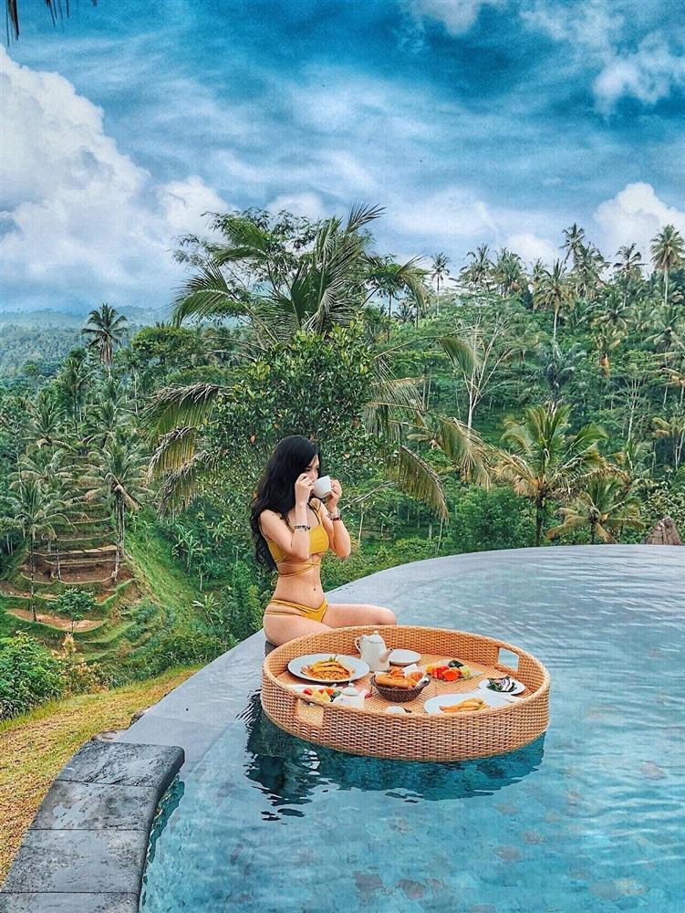 Mải mê ăn sáng trên hồ bơi, cô gái nhận cái kết khiến dân tình phì cười-7