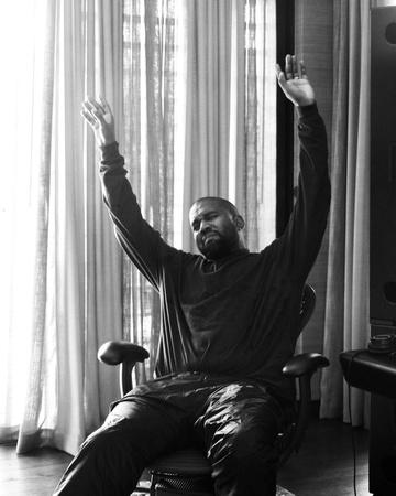 Kanye West chưa tháo nhẫn cưới-1