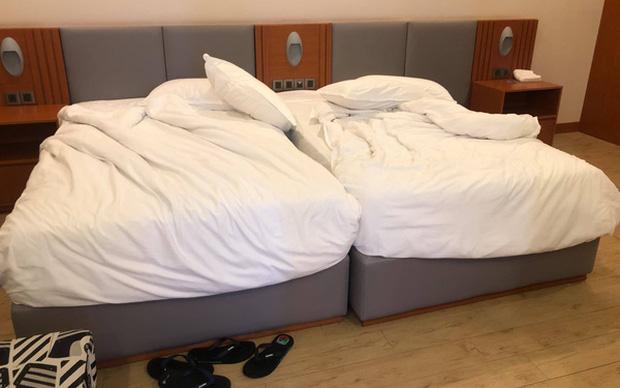 Bị phạt 500.000 đồng vì kê sát 2 chiếc giường khi đi du lịch: Khách hàng hay khách sạn sai?-1