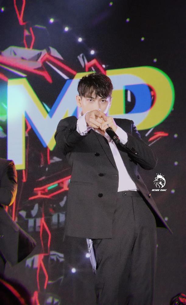 Isaac hỏi về thời tiết nhưng fan u mê cứ khen đẹp trai-2