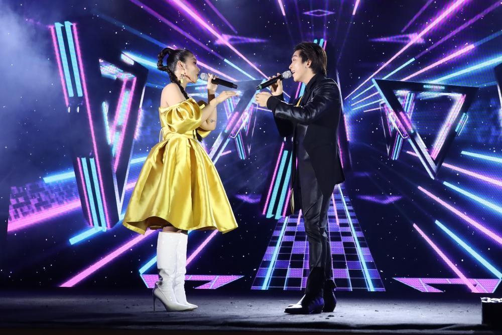 Isaac hỏi về thời tiết nhưng fan u mê cứ khen đẹp trai-6