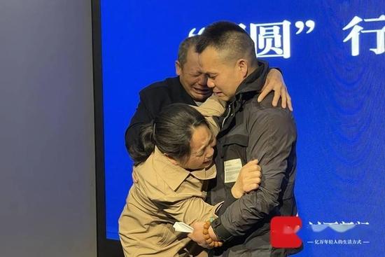 Đoàn tụ gia đình sau 33 năm bị bắt cóc