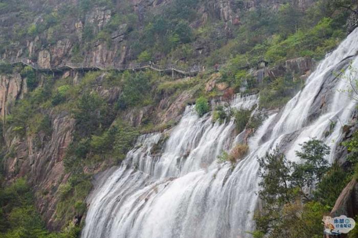Thác nước cao nhất Trung Quốc xuất hiện trở lại sau 60 năm khô cạn-6