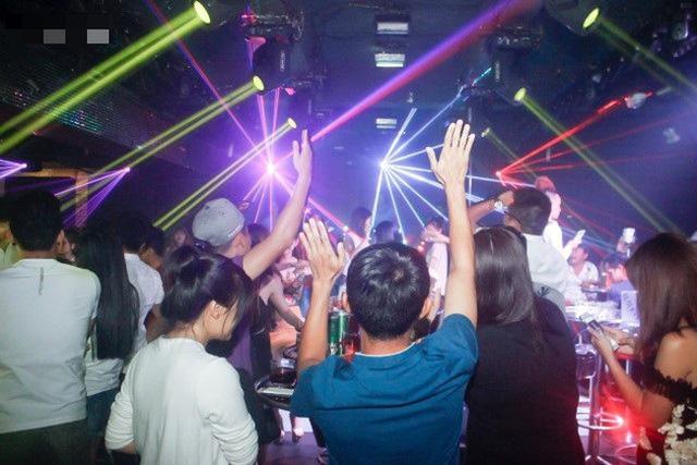 NÓNG: Hà Nội bắt buộc người dân đeo khẩu trang, tạm dừng karaoke, bar, quán game-1