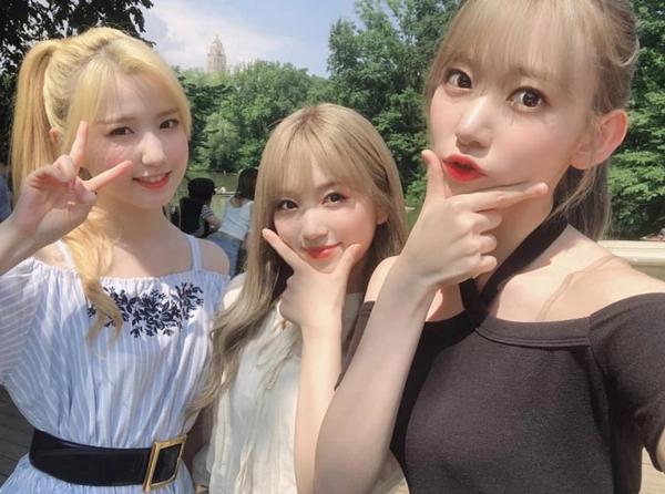 Chiều 29/4, 3 thành viên người Nhật Bản của IZ*ONE là Sakura, Nako và Honda Hitomi ra sân bay về nước. Trước khi hoạt động cùng IZ*ONE, họ là thành viên của nhóm nhạc HKT48 và AKB48. Vừa qua, truyền thông Hàn Quốc đưa tin Sakura gia nhập Big Hit Entertainment - công ty của BTS. Nữ ca sĩ sẽ hoạt động trong nhóm nhạc mới của Big Hit.