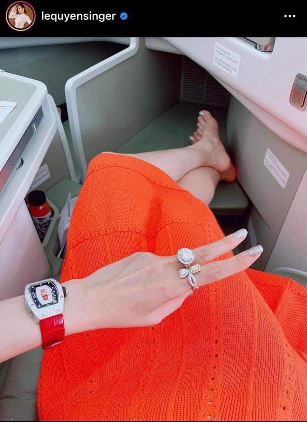 Chiếc nhẫn khủng mà Lệ Quyên vừa sắm sửa khiến dân tình trầm trồ. Thế nhưng, dân tình nhanh chóng phát hiện ra chiếc nhẫn này có phần khá giống với món phụ kiện mà Hà Hồ từng sử dụng trước đó. Dẫu có nhiều lời đồn chẳng ưa nhau, nhưng không hiểu sao cả hai nghệ sĩ hot nhất nhì showbiz lại có nhiều bạn chung đụng thế này.