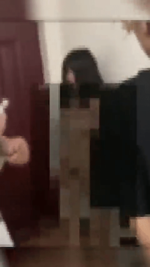 SỐC: Nữ sinh bị bạn học lột sạch đồ, đánh đập dã man gây phẫn nộ-1