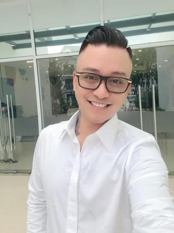 Tuấn Hưng nhắc nhở mọi người chống dịch: "Công việc ai chả mong, chả tiếc. Nhưng chung tay, chung sức, đồng lòng chống dịch luôn là điều được ưu tiên số một. Việt Nam sẽ tiếp tục chiến thắng dịch".