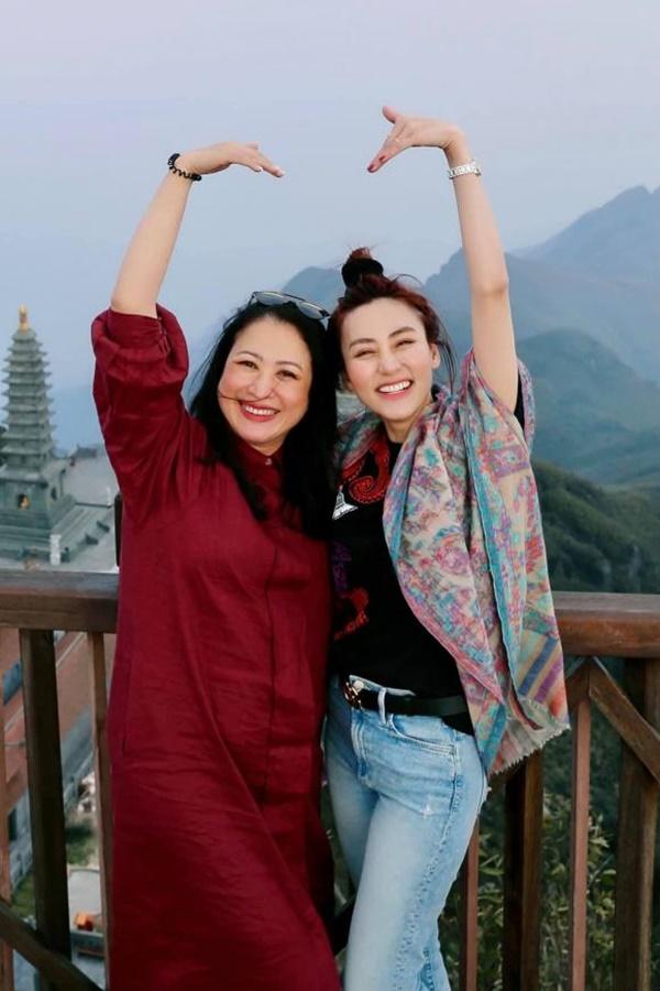 Ngân Khánh khoe ảnh đi du lịch cùng mẹ.
