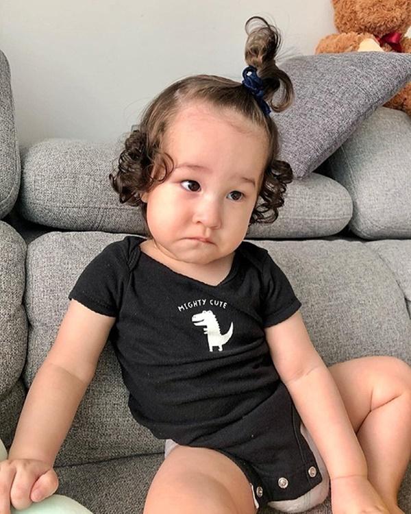 Mở đầu tin sao Việt là hình ảnh MC Hoàng Oanh đăng tải, ghi lại biểu cảm hờn dỗi của con trai đầu lòng. Bé Max dường như đang "hờn cả thế giới". Mặc dù cậu bé trông hề vui chút nào, nhưng gương mặt này vẫn toát lên vẻ đáng yêu. Nhóc tỳ Max được vài tháng tuổi, là trái ngọt hôn nhân đầu tiên của nữ MC và ông xã Jack Cole - người Mỹ. Bé Max sở hữu ngoại hình giống bố, duy chỉ có đôi mắt là giống mẹ.