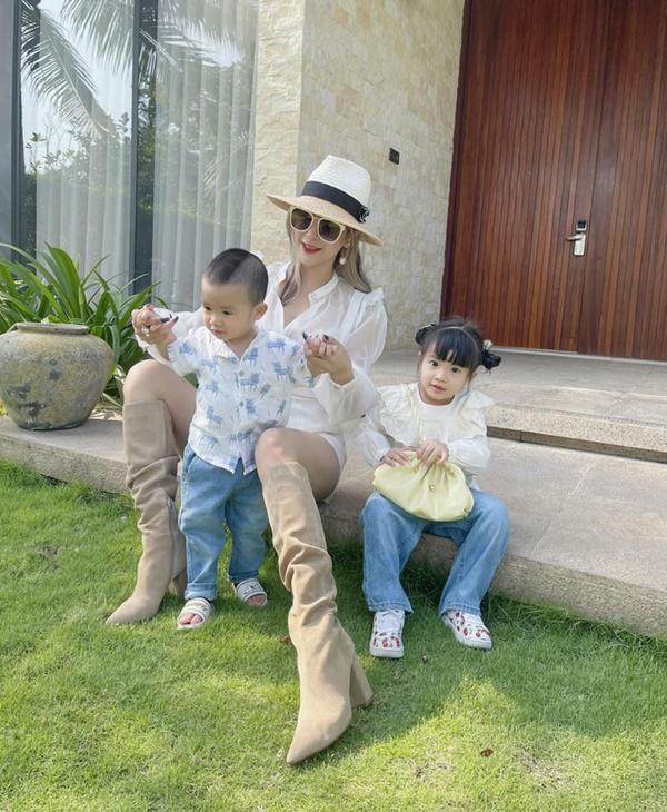 Diệp Lâm Anh đưa 2 con đi chơi vào dịp lễ.