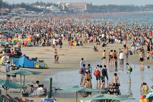 ‘Biển người’ đổ về tạo dáng bên hàng hoa phong linh đẹp ngất ngây ở Hà Nội-13