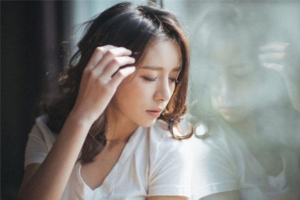 Nhận được cuộc gọi mờ ám ở điện thoại chồng, vợ bầu đánh ghen ở cửa nhà nghỉ-3