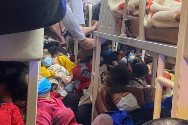 Clip: Người đàn ông chặn đầu xe, đập vỡ kính, đu cả vào trong đánh tài xế-1