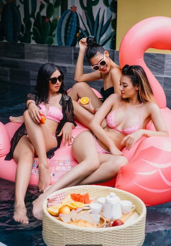 Lệ Quyên đọ độ sexy với Ngọc Trinh, Chi Pu với bikini tí hon: Tuổi tác chỉ là con số-9