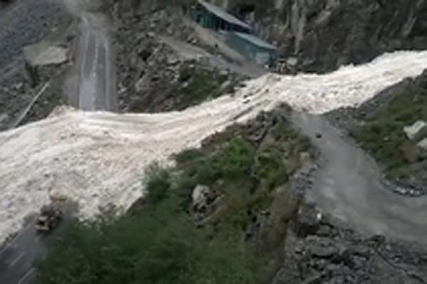 Sông băng đổ xuống biển tạo sóng lớn-1