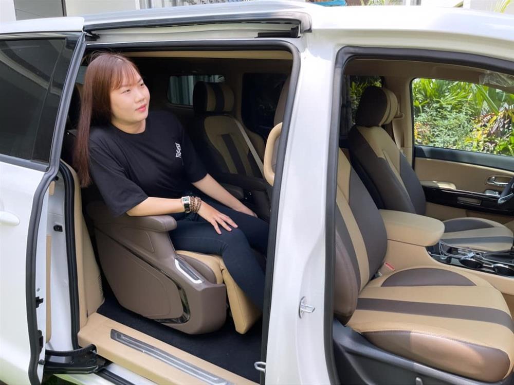 Giúp việc hào hứng check-in xế hộp bạc tỷ Ngọc Trinh mua tặng-5