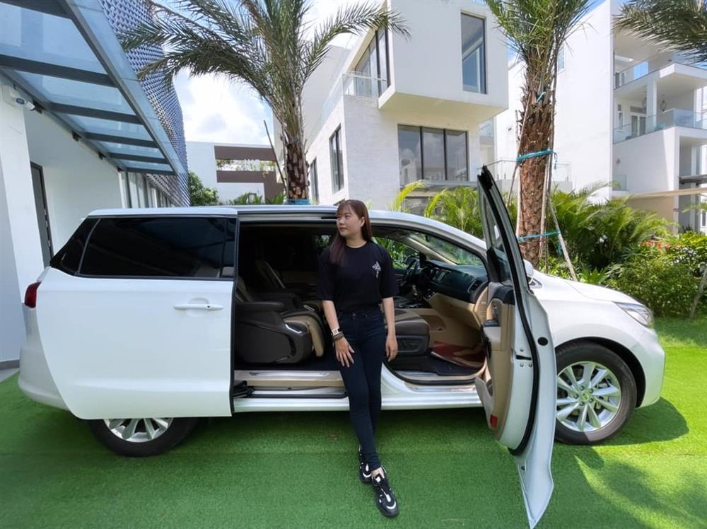 Giúp việc hào hứng check-in xế hộp bạc tỷ Ngọc Trinh mua tặng-6