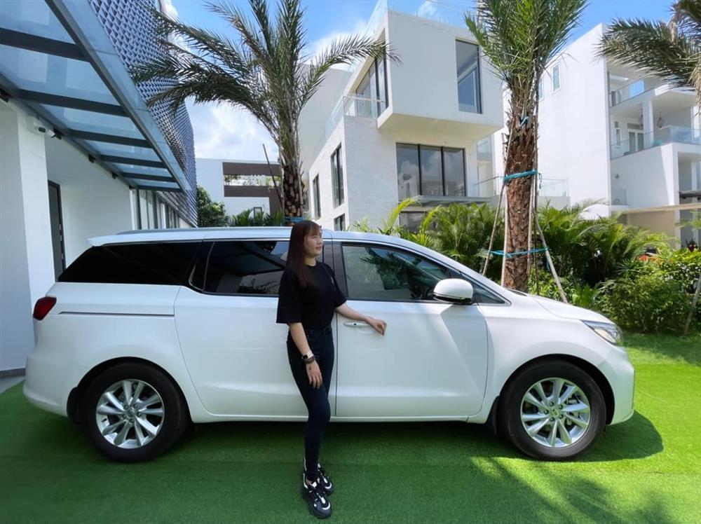 Giúp việc hào hứng check-in xế hộp bạc tỷ Ngọc Trinh mua tặng-7