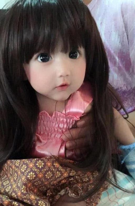 Bé gái gây nghiện người xem vì xinh như búp bê, nhan sắc mẹ còn choáng hơn-1