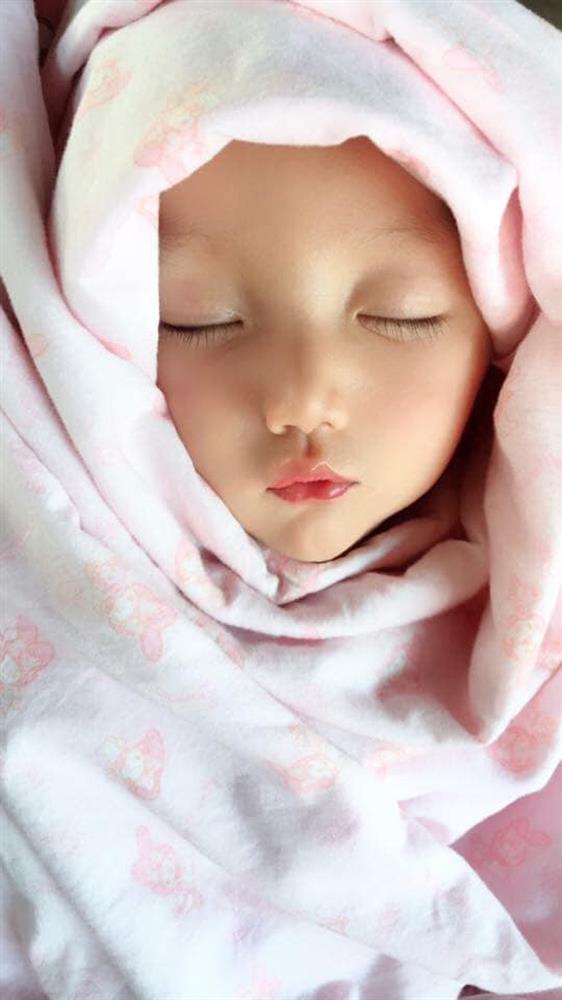 Bé gái gây nghiện người xem vì xinh như búp bê, nhan sắc mẹ còn choáng hơn-4