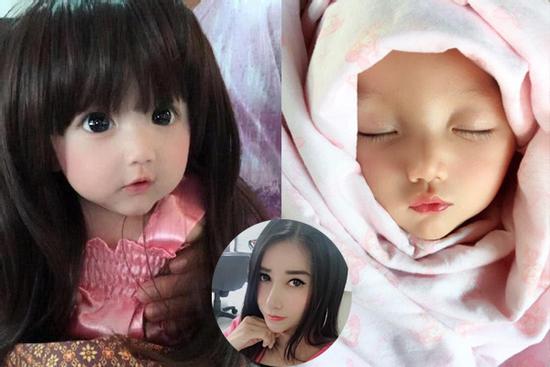 Bé gái 'gây nghiện' người xem vì xinh như búp bê, nhan sắc mẹ còn choáng hơn