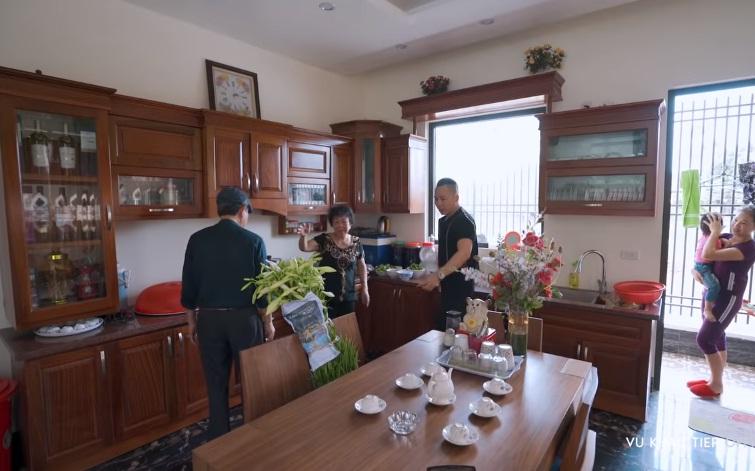 Mẹ đẻ Vũ Khắc Tiệp nước mắt lưng tròng khi nói về con-1