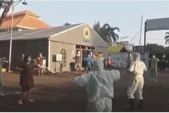 Nhân viên y tế cùng người dân nhảy Dynamite khích lệ tinh thần chống dịch