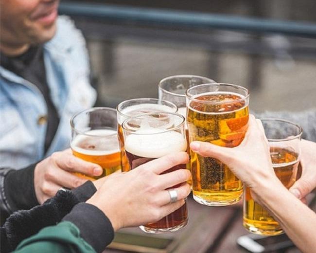 Con ốm, chồng vẫn đàn đúm bạn bè, đến khi đọc nội dung tờ giấy trên tay, anh ta suy sụp-2