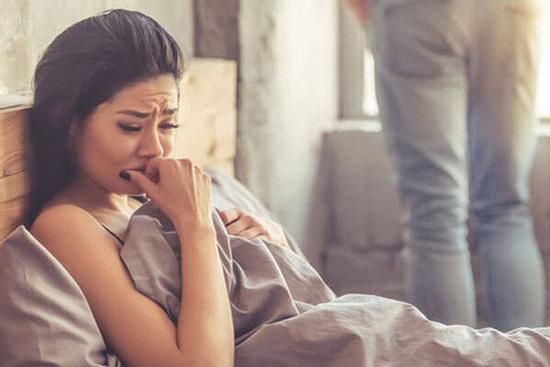 Con ốm, chồng vẫn đàn đúm bạn bè, đến khi đọc nội dung tờ giấy trên tay, anh ta suy sụp