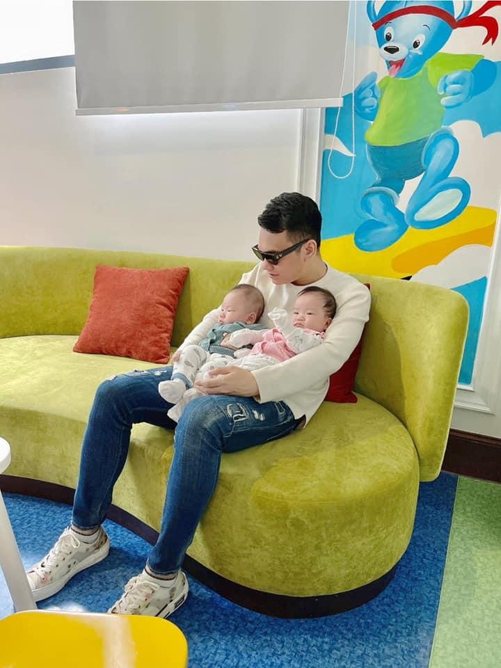 Nhà Khắc Việt lên sóng, diện mạo cặp song sinh chiếm spotlight-9