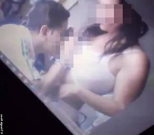 Dạy học online quên không tắt camera, thầy giáo lộ cảnh nóng với vợ-1